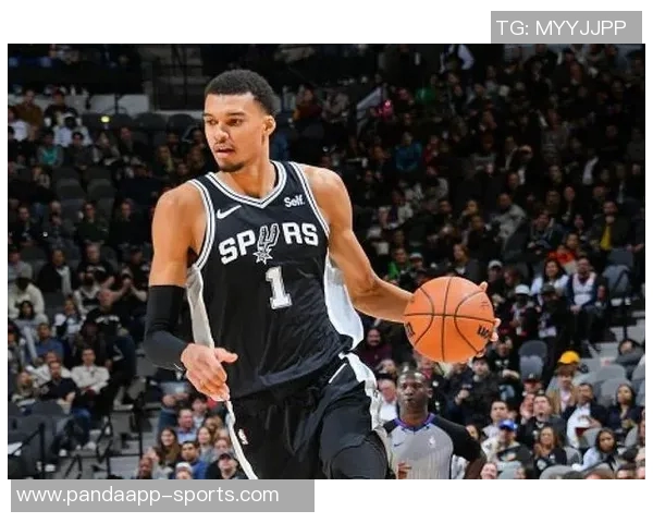 文班亚马全场表现抢眼尽管球队失利依然砍下32分7篮板5盖帽精彩表现令人赞叹