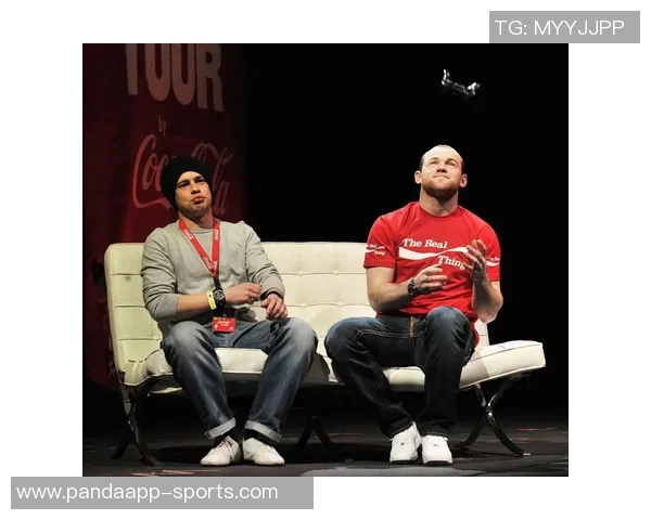 哈维西蒙斯与鲁尼亲密对话合影分享表达深切敬意与荣幸之情